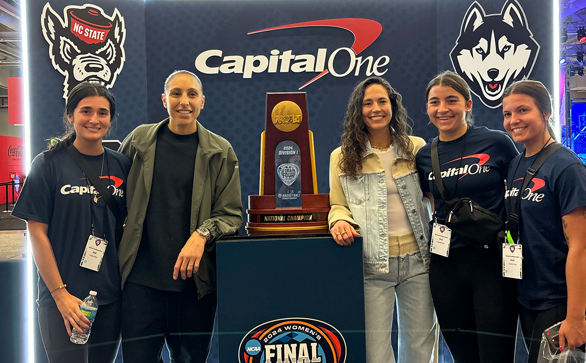 ˮ̳students at Women's Final Four